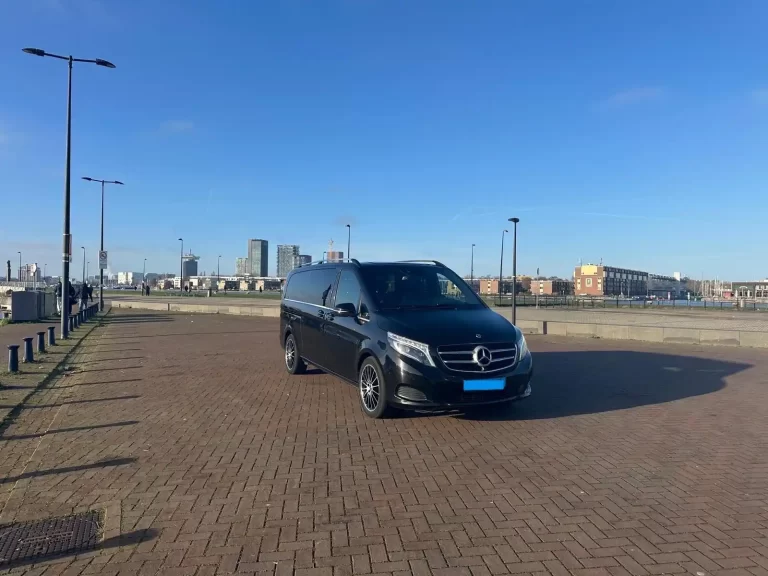 Affordable-Group-Taxi-Amsterdam-for-Families-Friends-and-Large-Parties
